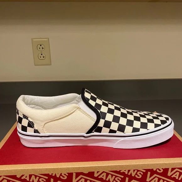 Men’s 9 black and white checkered Vans. - Picture 6 of 11